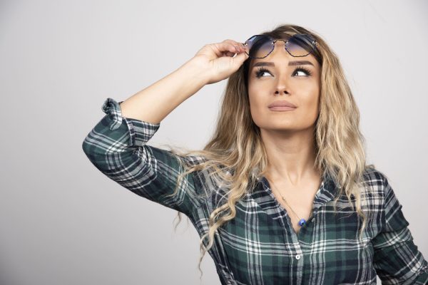 portrait-young-woman-posing-with-stylish-glasses (1)